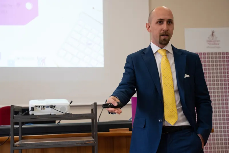 Simone Galloni durante una formazione per titolari di centri estetici