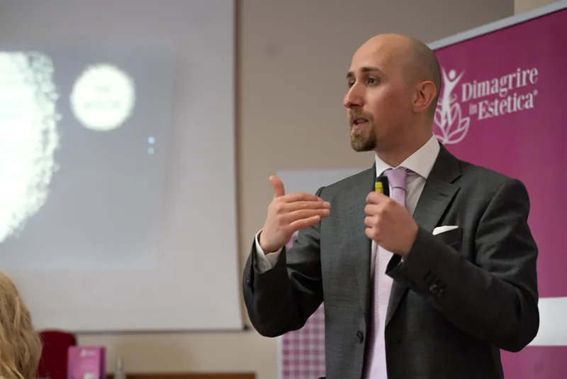 Simone Galloni presenta Dimagrire in Estetica a un evento per centri estetici