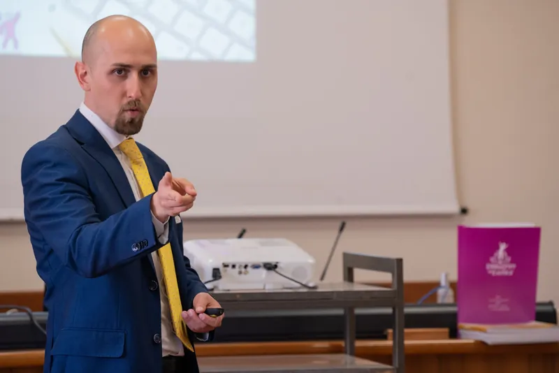 Simone Galloni in aula durante un corso per estetiste