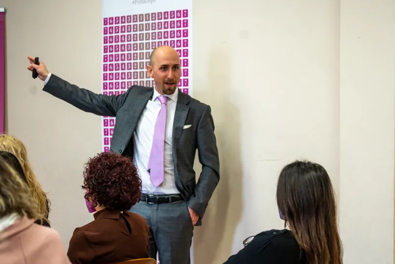 Simone Galloni presenta il percorso Metodo4® davanti al pannello Prima e dopo