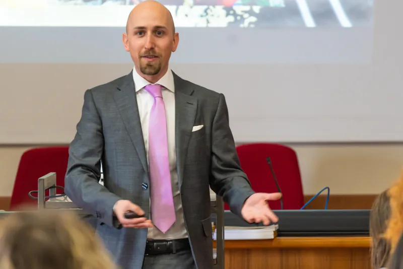 Simone Galloni durante una lezione